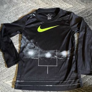 Boys long sleeve Nike Dri-Fit athletic cut size 6